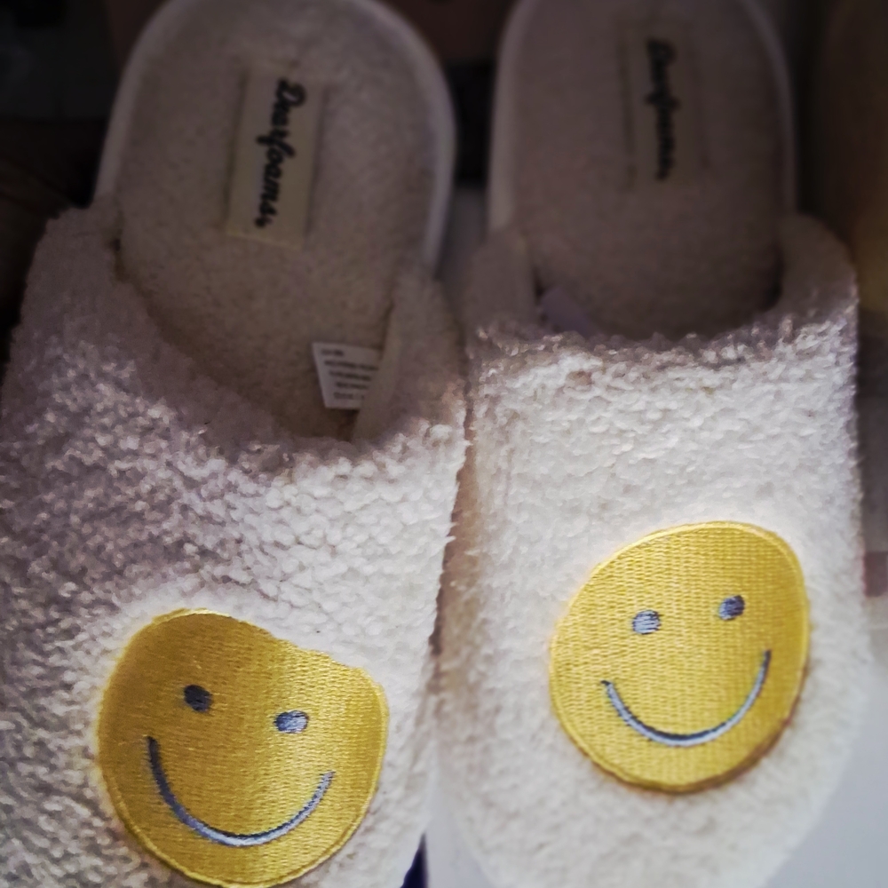 NWT DEAR FOAMS Like an OFF WHITE COLOR Kids Smiley Face Slippers